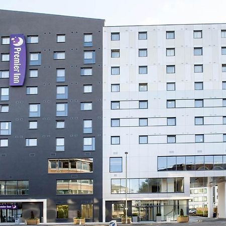 Premier Inn Woking Town Centre Екстериор снимка