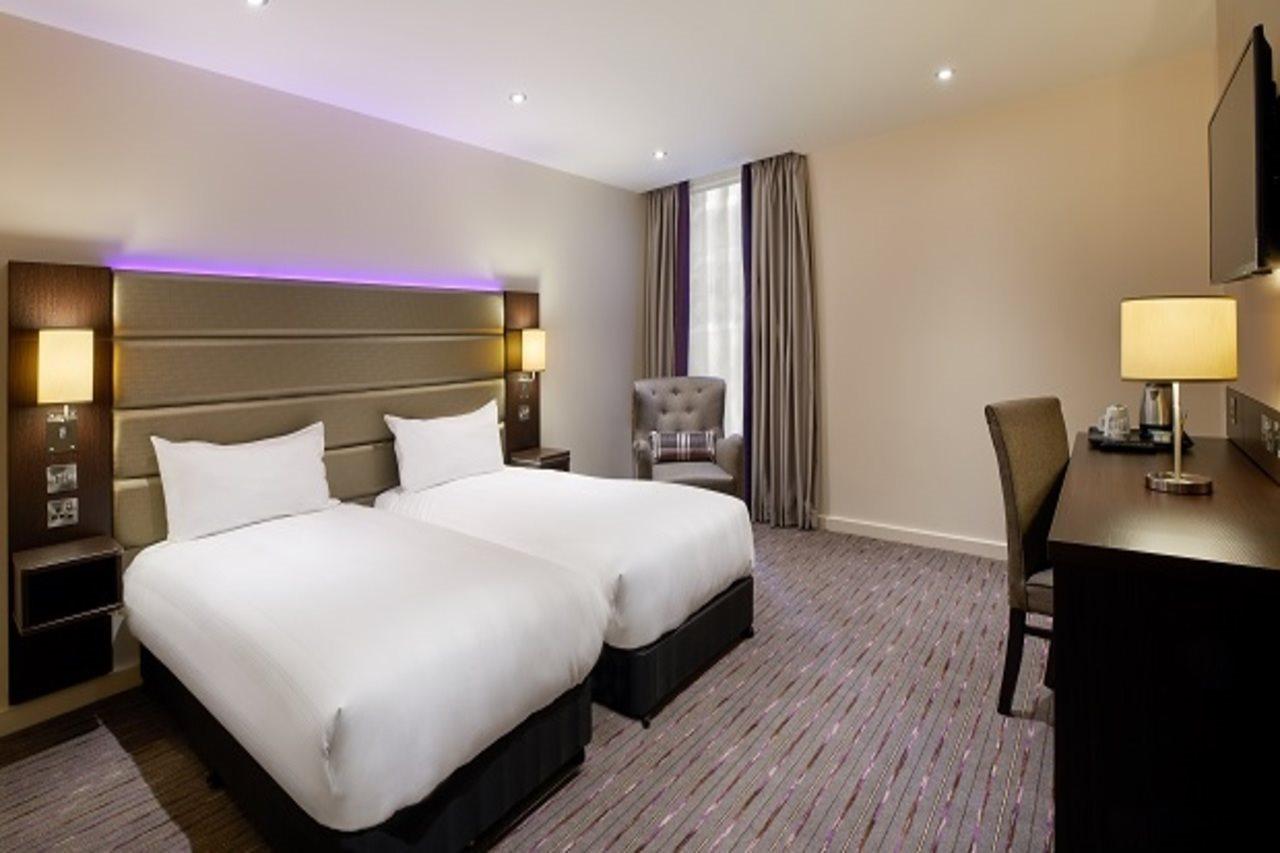 Premier Inn Woking Town Centre Екстериор снимка