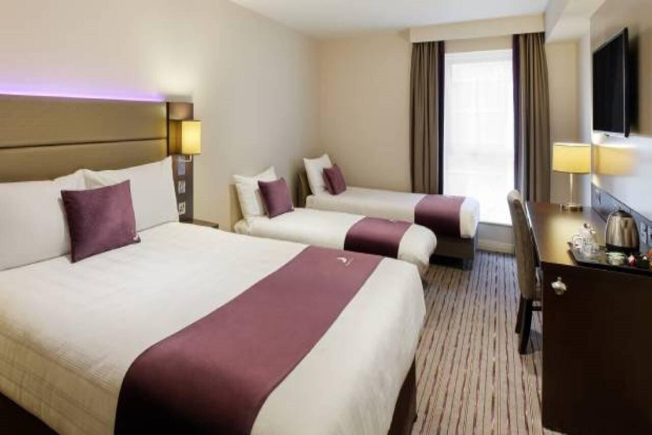 Premier Inn Woking Town Centre Екстериор снимка