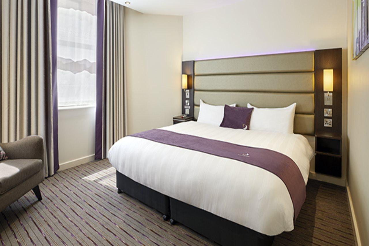 Premier Inn Woking Town Centre Екстериор снимка