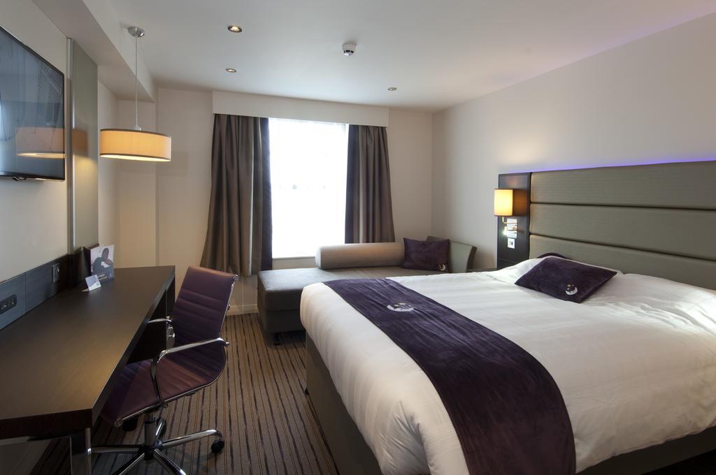 Premier Inn Woking Town Centre Екстериор снимка