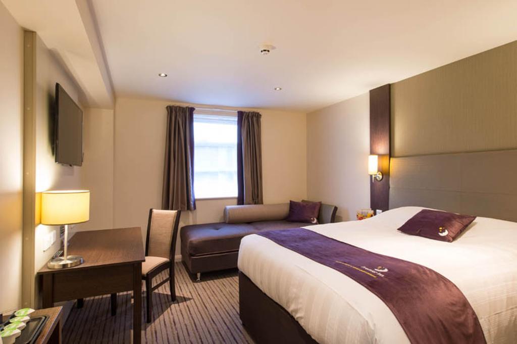 Premier Inn Woking Town Centre Екстериор снимка