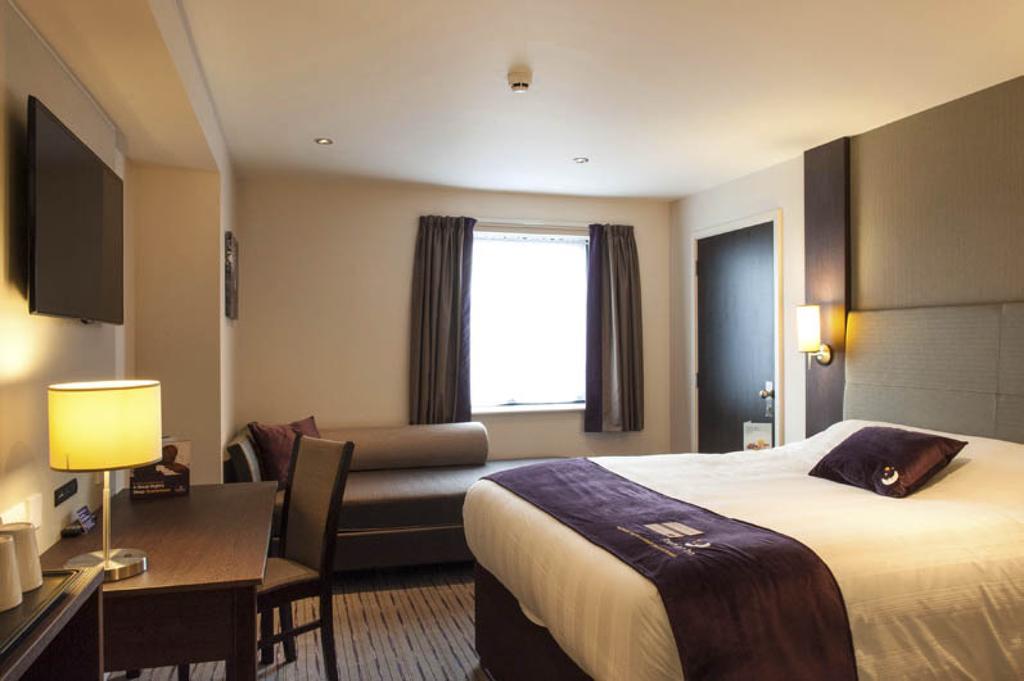 Premier Inn Woking Town Centre Екстериор снимка