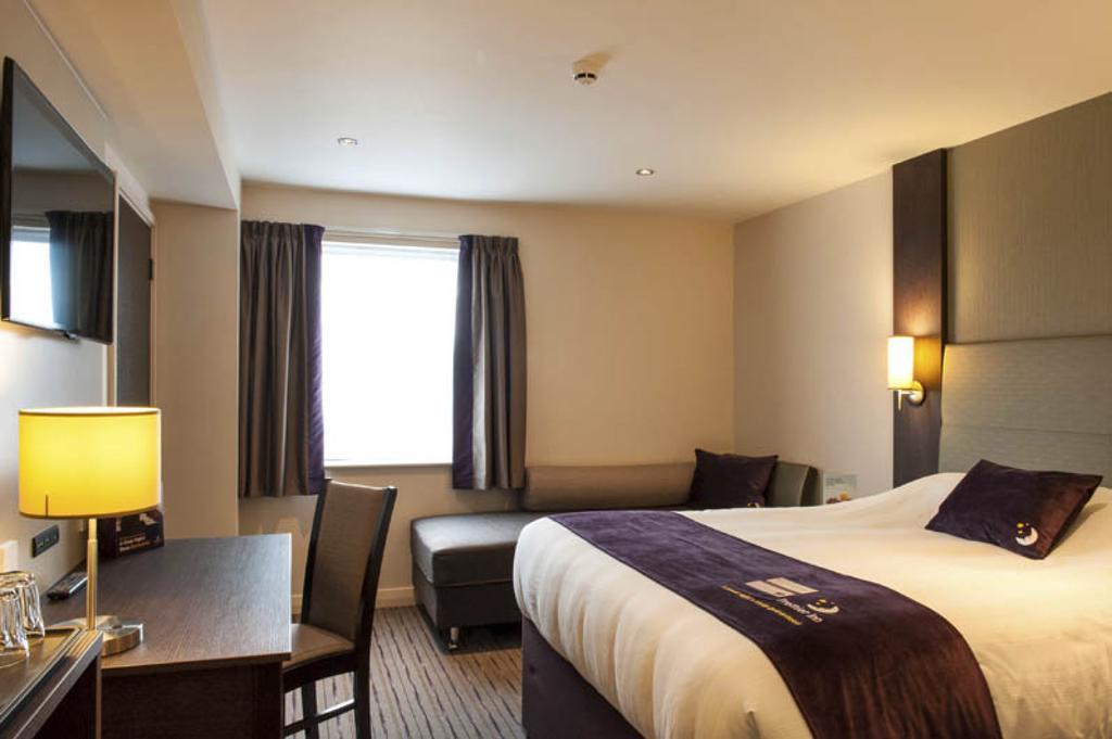 Premier Inn Woking Town Centre Стая снимка