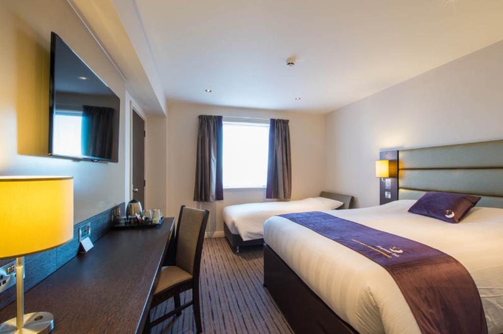 Premier Inn Woking Town Centre Екстериор снимка