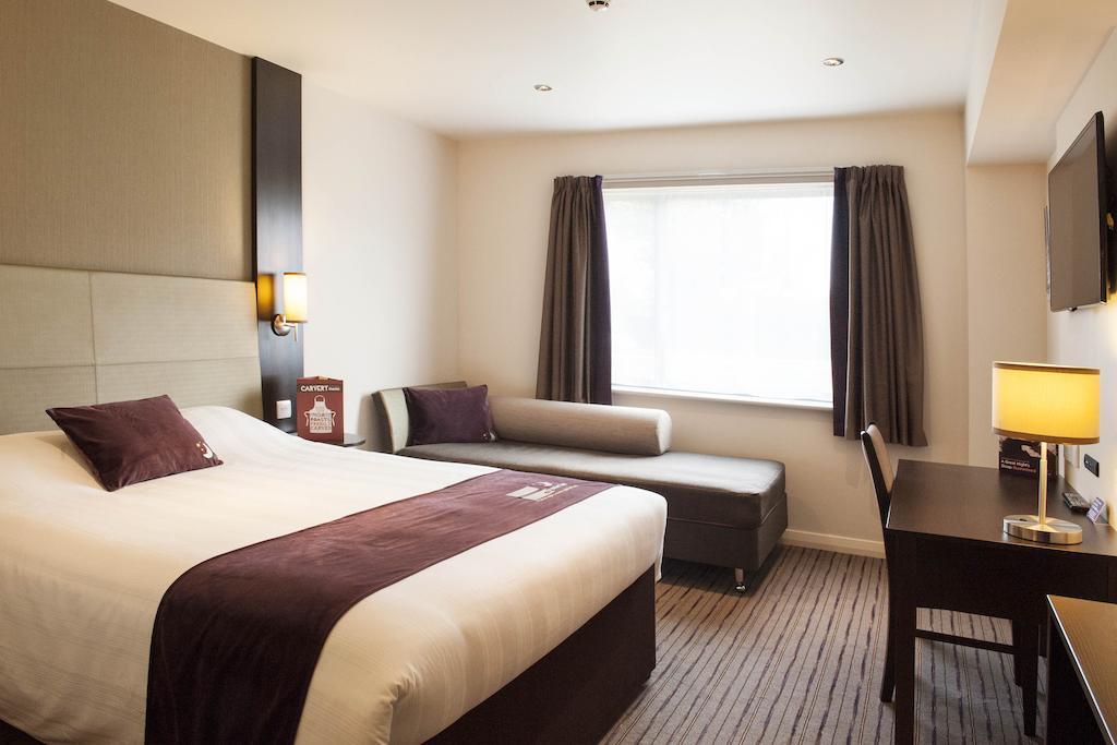 Premier Inn Woking Town Centre Стая снимка