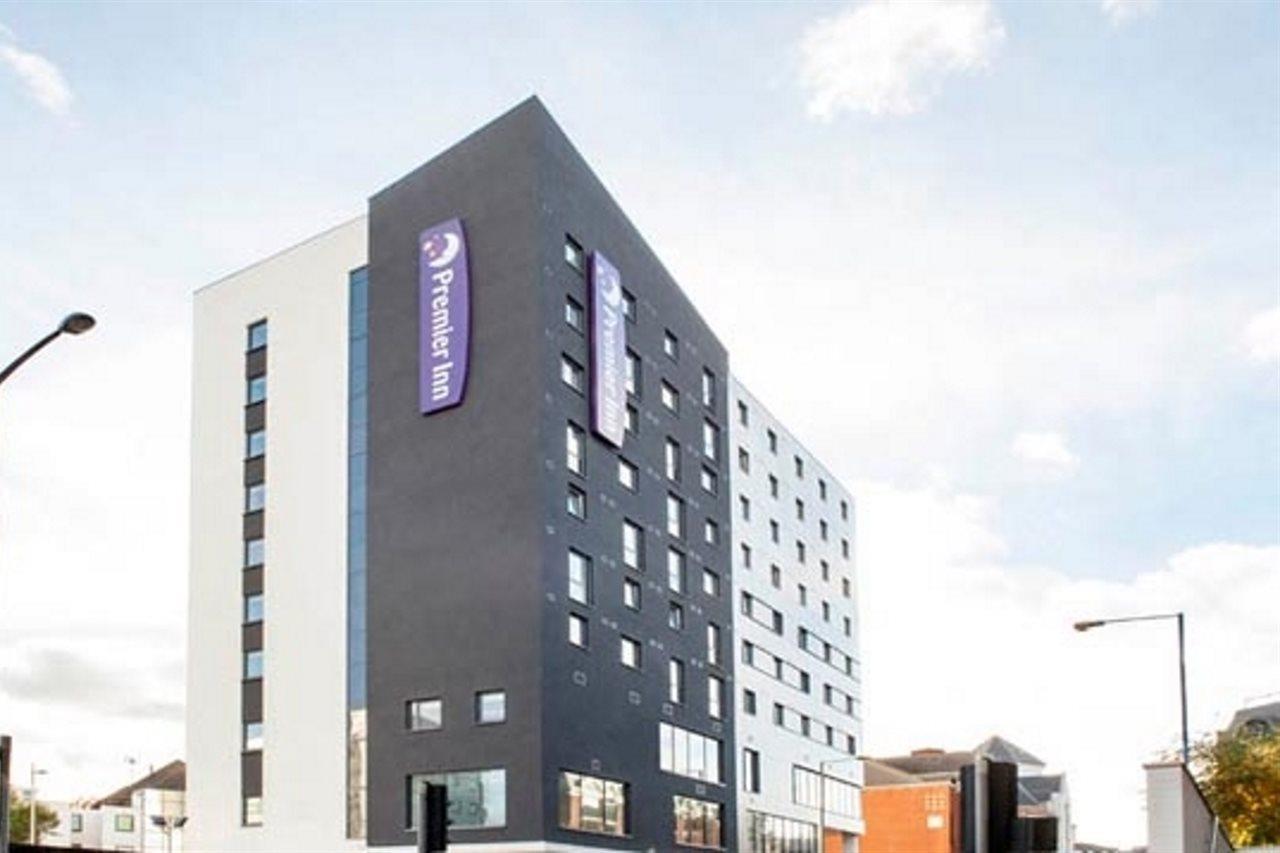 Premier Inn Woking Town Centre Екстериор снимка