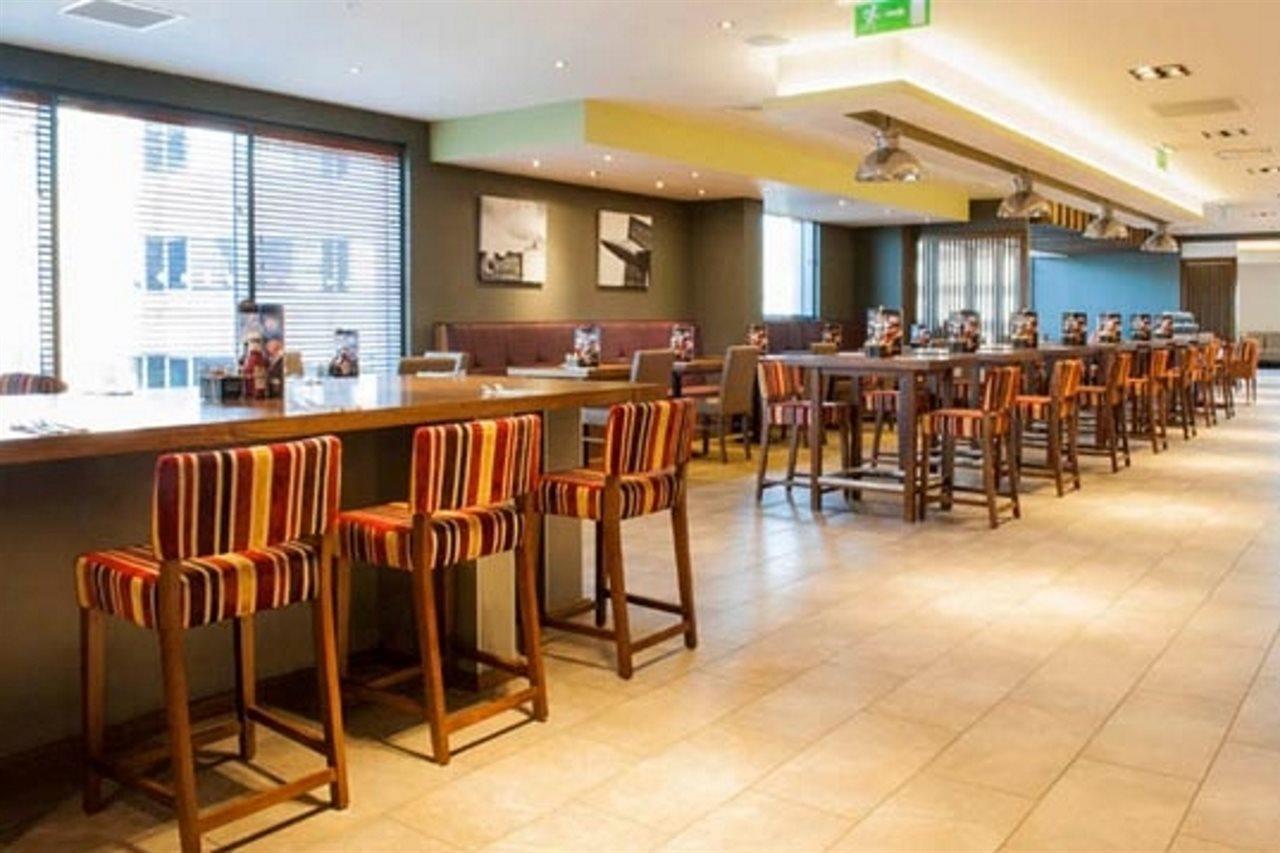 Premier Inn Woking Town Centre Екстериор снимка