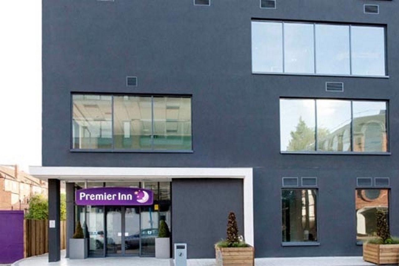 Premier Inn Woking Town Centre Екстериор снимка