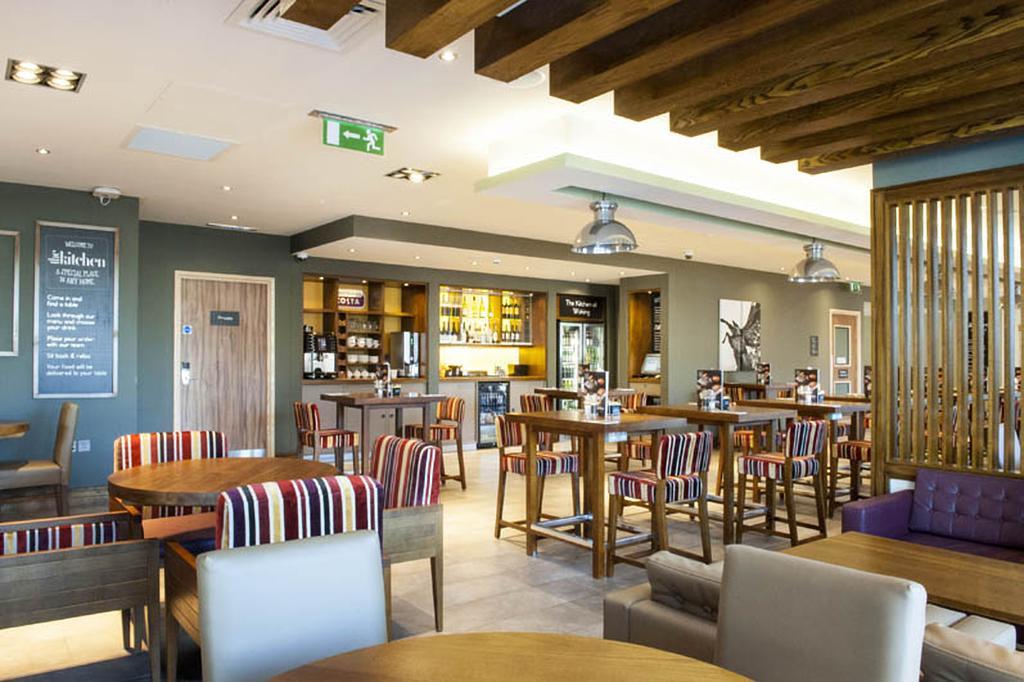 Premier Inn Woking Town Centre Екстериор снимка