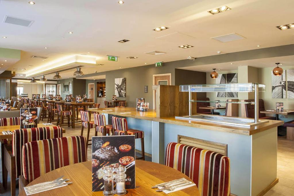 Premier Inn Woking Town Centre Екстериор снимка