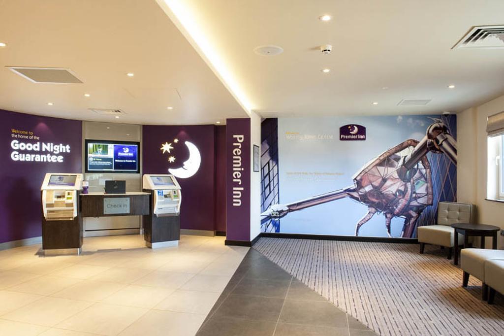 Premier Inn Woking Town Centre Екстериор снимка