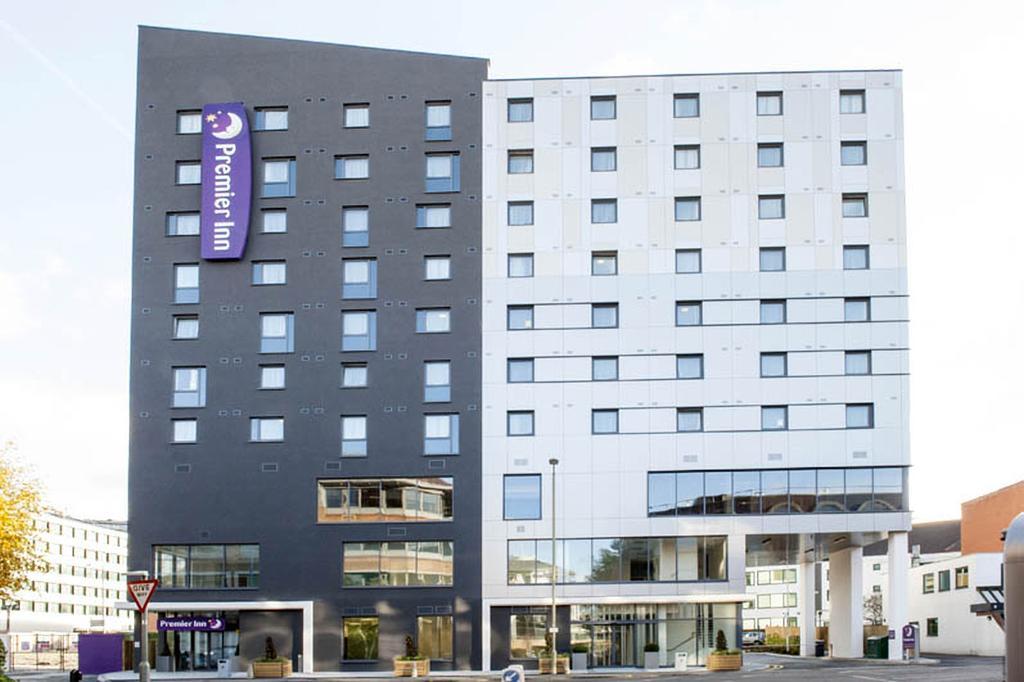 Premier Inn Woking Town Centre Екстериор снимка