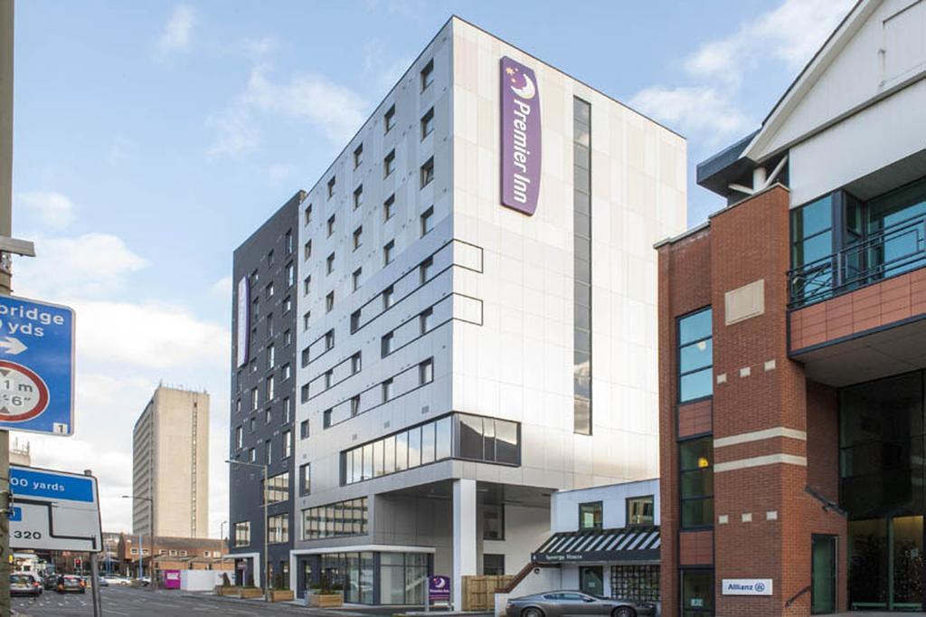 Premier Inn Woking Town Centre Екстериор снимка