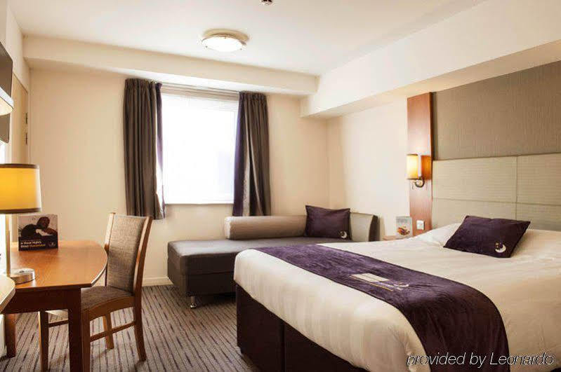 Premier Inn Woking Town Centre Екстериор снимка