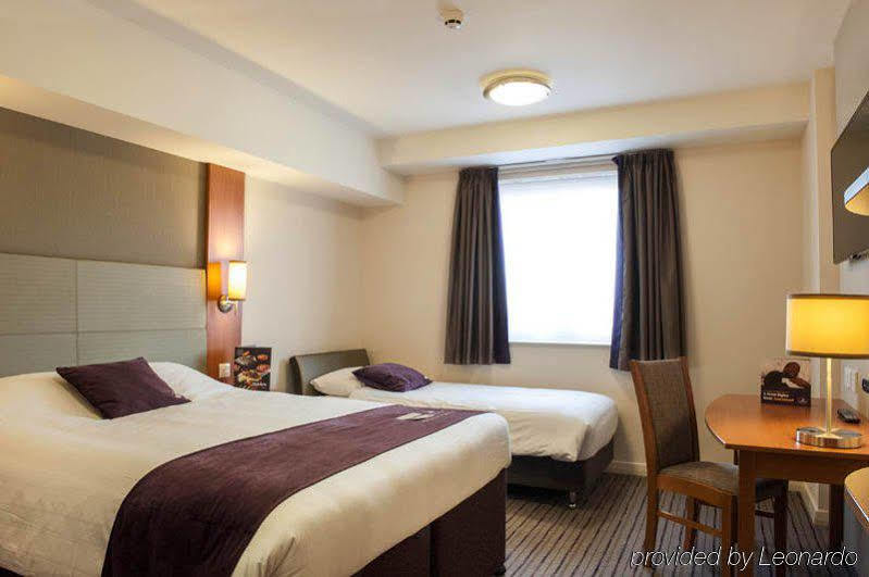 Premier Inn Woking Town Centre Екстериор снимка